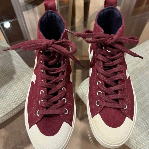 Veja Wata II Canvas in Maroon Red - Picture 3 of 6